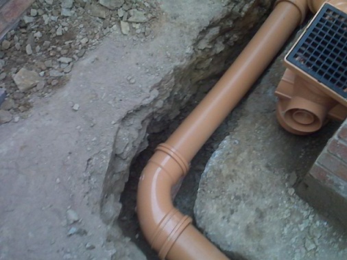 90degree bend drainage fitting connected to main drainage pipe in order to return a corner of a building. (a rodding eye must be fitted within 3m of corner due to the unfortunate event of a blockage occurring)
