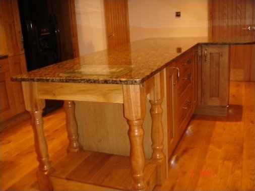 Free standing island in fitting with kitchen
